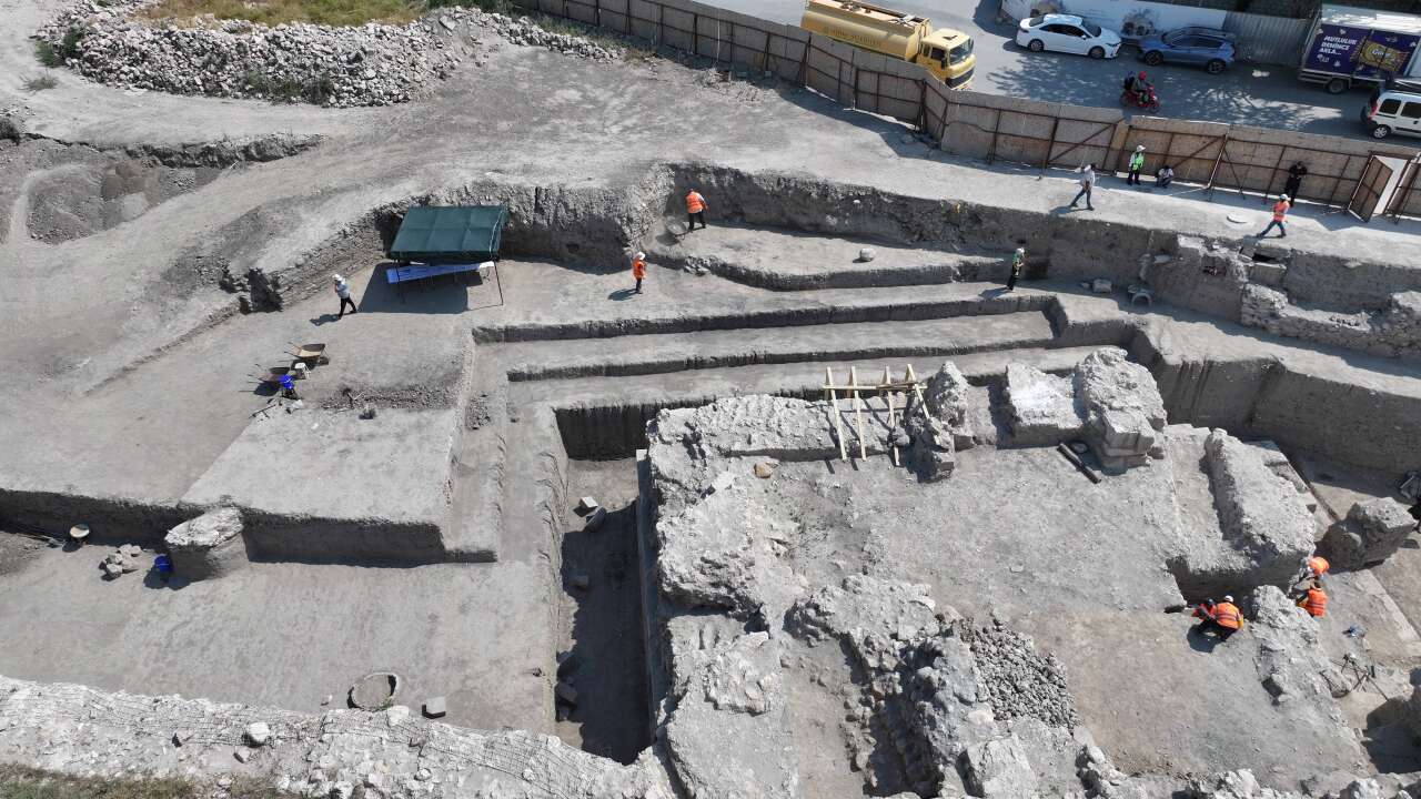 Konya’da yüzyıllardır aranan tarihi kapı bulundu! Selçuklu surları gün yüzüne çıktı 11